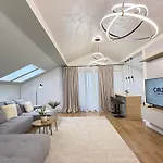 Cozy Luxury In Center Of Historical